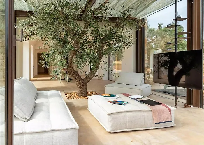 Trullo Nomad Glass Cube Villa *