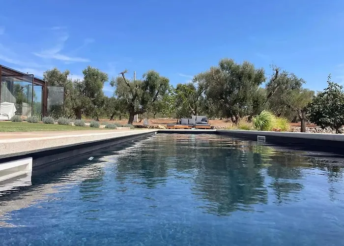 Trullo Nomad Glass Cube Villa *